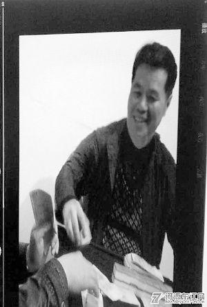 自稱是杜偉軍“二奶”的女子在舉報帖中貼出數(shù)張兩人的裸照和杜偉軍打麻將賭博的照片,作為舉報證據(jù)。(資料圖片)