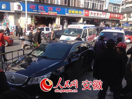 別克車(chē)擋住了送病人入院的急救車(chē)