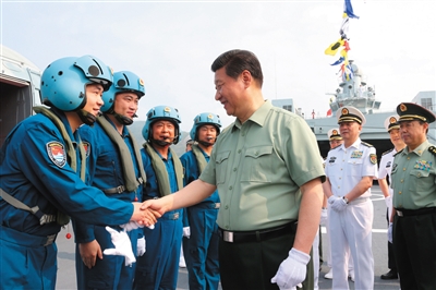 2013年4月，習近平視察海軍駐三亞部隊，在井岡山艦上與艦載直升機飛行員親切握手。 新華社發(fā)