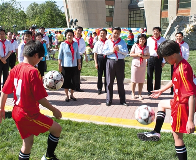 2013年5月，習近平在北京市少年宮參加主題隊日活動，觀看孩子們練習足球。 新華社發(fā)