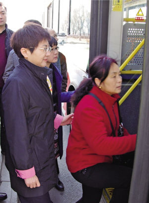 王桂芬(左)乘坐公交車