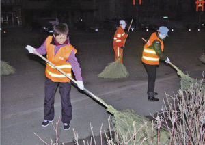 王桂芬和環(huán)衛(wèi)工人一起掃馬路