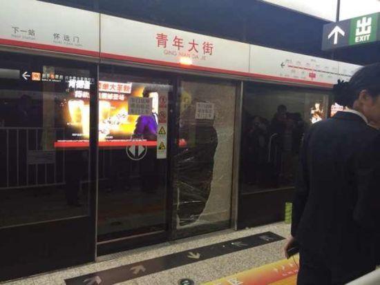 沈陽警方:打火機(jī)著火引烏龍 地鐵乘客砸玻璃系自救