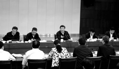 昨天，習(xí)近平在河南省蘭考縣，指導(dǎo)縣委常委班子專題民主生活會并發(fā)表重要講話。新華社發(fā)