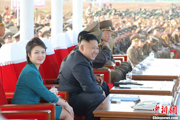 金正恩與李雪主在觀看飛行表演。