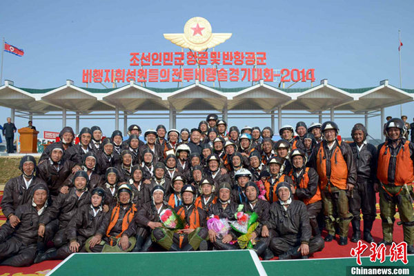 金正恩與官兵合影。