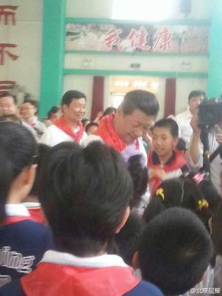 習(xí)近平到北京海淀民族小學(xué)參加學(xué)生入隊儀式