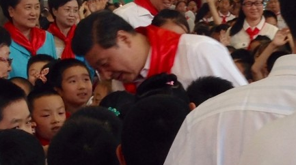 習(xí)近平到北京海淀民族小學(xué)參加學(xué)生入隊儀式