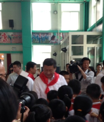 習(xí)近平到北京海淀民族小學(xué)參加學(xué)生入隊儀式
