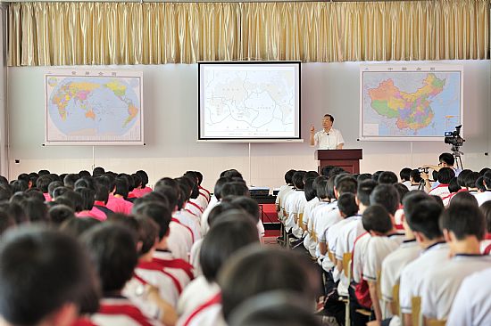 溫家寶說：站在三尺講臺(tái)前給孩子們上課，我總算實(shí)現(xiàn)了自己的夙愿。（圖片來源：六道河中學(xué)網(wǎng)站）