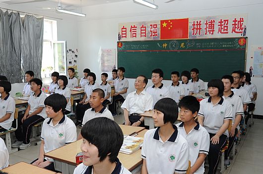 2014年5月28日上午，溫家寶在六道河中學(xué)八年級(jí)（2）班聽語文課。（圖片來源：六道河中學(xué)網(wǎng)站）