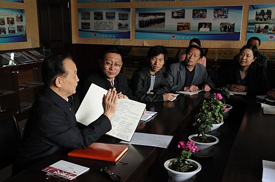 2014年4月16日下午，溫家寶與六道河中學(xué)教師座談時(shí)向教師們展示自己的地理課備課筆記本。（圖片來源：六道河中學(xué)網(wǎng)站）