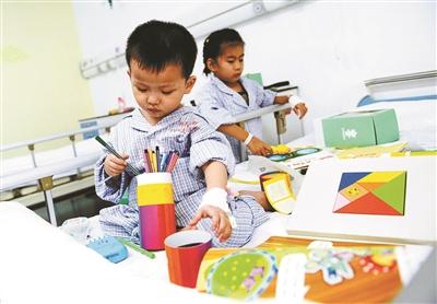 習(xí)近平李克強在京看望少年兒童 共慶國際兒童節(jié)