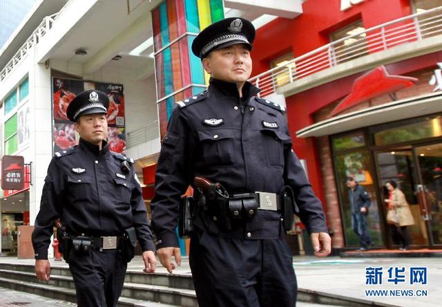 世界關(guān)注中國提高反恐層級 警察巡邏荷槍實彈