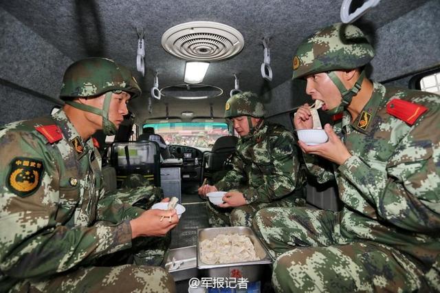 組圖：北京武警反恐巡邏晝夜無休 車內(nèi)吃住
