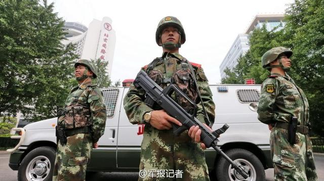 組圖：北京武警反恐巡邏晝夜無休 車內(nèi)吃住
