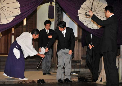 資料圖:2012年10月17日,時(shí)任日本自民黨總裁的安倍晉三參拜靖國(guó)神社。
