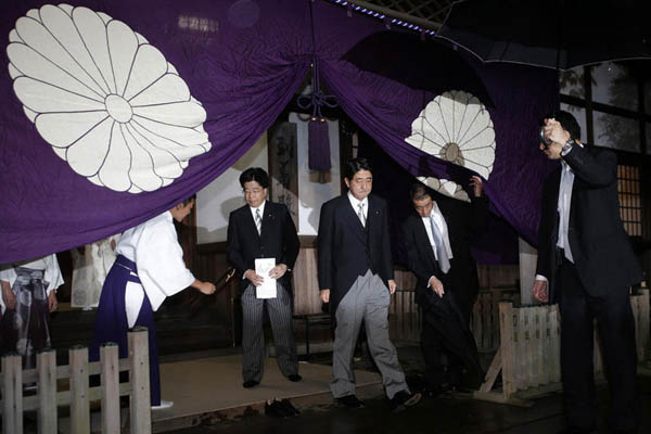 資料圖:安倍晉三參拜靖國(guó)神社之后走出。
