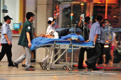 7月15日，廣州公交車縱火案?jìng)咴谖挥趶V州的解放軍第421醫(yī)院接受治療。 新華社記者 黃國(guó)保 攝