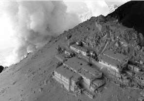 御岳山被厚厚的火山灰覆蓋，救援難度很大 新華社發(fā)