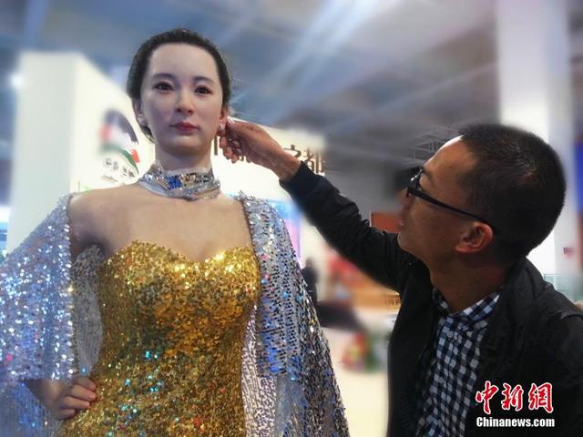 美女機器人穿性感禮服亮相 造型逼真難辨真假