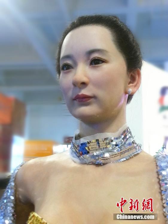 美女機器人穿性感禮服亮相 造型逼真難辨真假