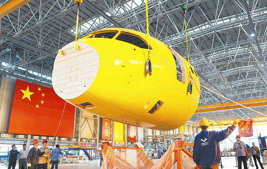 資料圖:成都造第一架C919機頭運抵上�?傃b車間。