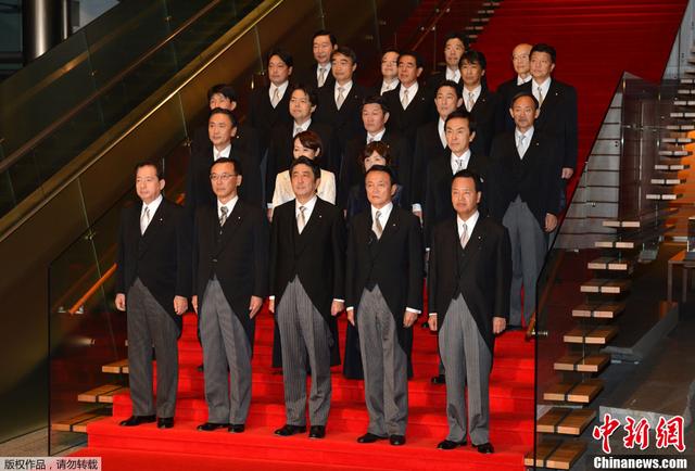 安倍內(nèi)閣陷入丑聞漩渦 道歉稱對不起國民