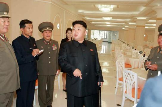 金正恩攜妻視察新建軍人食堂品嘗面條(圖)