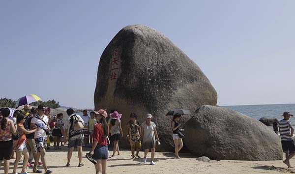 海南的“天涯海角”石頭引發(fā)廣泛爭議？圖為黃金周期間，游客在天涯海角。 澎湃新聞 黃俊如 圖