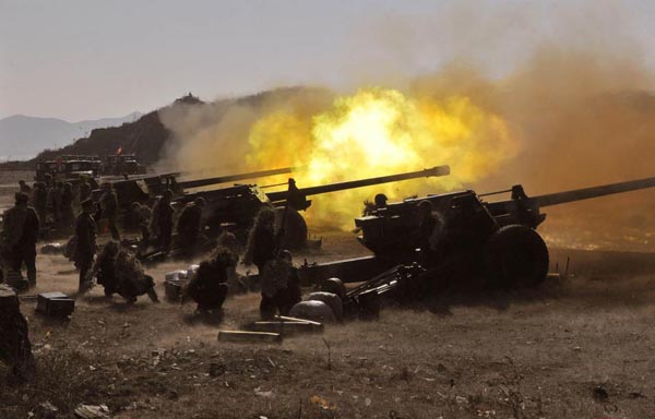 資料圖:朝鮮人民軍炮兵開(kāi)火。