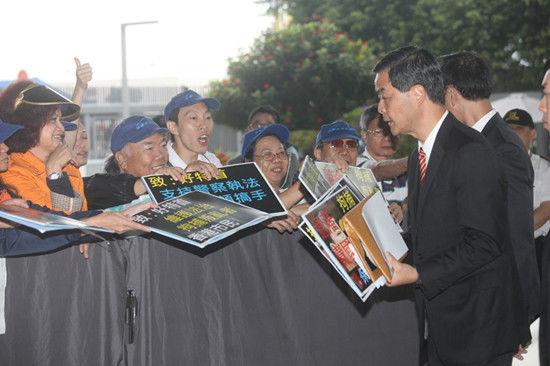 香港特首梁振英接受“挺警執(zhí)法”市民簽名(圖)