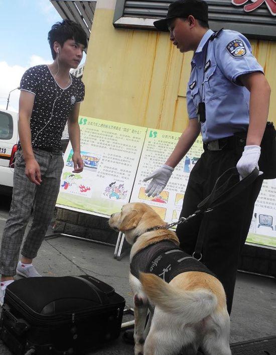 上海公共交通安檢再度升級:特警上車臨檢(圖)