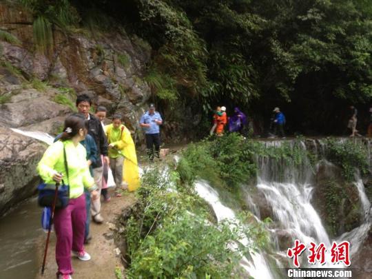 浙江安吉突降暴雨致溪水暴漲200余游客被困景區(qū)