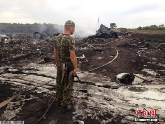 資料圖:北京時間1:30,MH17的黑匣子在距離俄邊境60公里處找到。馬來西亞航空公司確認(rèn),該公司從阿姆斯特丹飛往吉隆坡的MH17航班失聯(lián),并稱最后與該客機取得聯(lián)系的地點在烏克蘭上空。烏克蘭空管部門隨后證實馬航MH17航班墜毀。