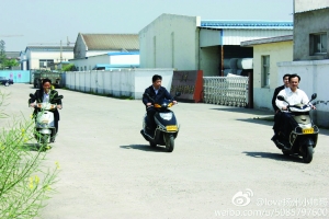 網(wǎng)友稱儀征市委書(shū)記程希(中)騎摩托車(chē)下鄉(xiāng)沒(méi)戴頭盔 微博截圖