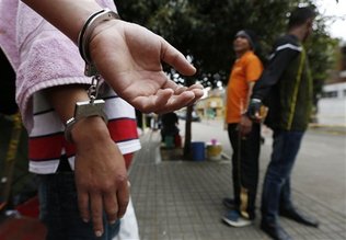 這些囚犯被分成好幾組，幾個人被銬在一起