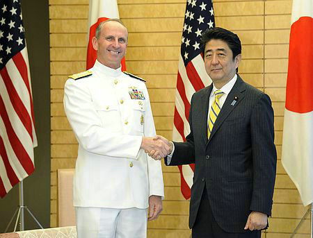 資料圖：5月27日上午安倍與美海軍作戰(zhàn)部長喬納森·格林納特在官邸舉行會談。