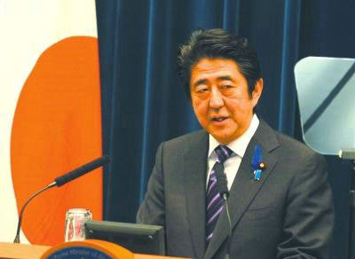 資料圖：7月1日，安倍晉三在記者會上談修改憲法解釋、解禁集體自衛(wèi)權(quán)的內(nèi)閣決議案。