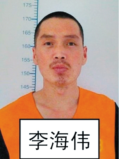 逃跑時上穿淺藍色短袖警襯（無警銜和其他標志），下穿深色長褲，淺色鞋。