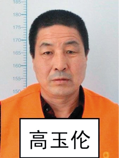 逃跑時上穿淺藍色長袖警襯（無警銜和其他標志），下穿深色長褲，深色鞋。