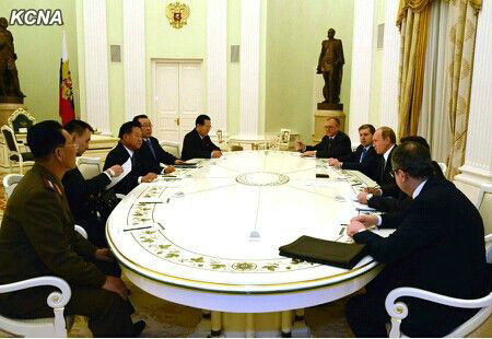 資料圖:普京會見金正恩特使崔龍海。
