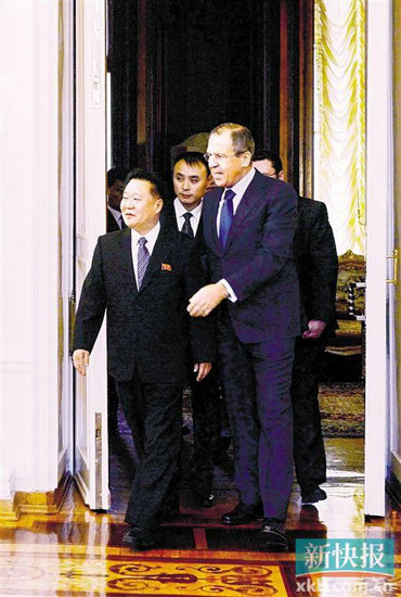 資料圖:俄羅斯外長拉夫羅夫(前右)會見到訪的朝鮮最高領導人金正恩特使、朝鮮勞動黨中央政治局常委、中央書記崔龍海(前左)。