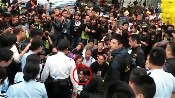 香港歌手何韻詩留守金鐘 警方清場將其拘捕帶走