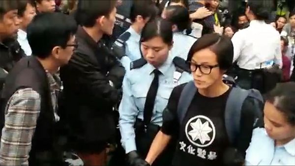 香港歌手何韻詩留守金鐘 警方清場將其拘捕帶走
