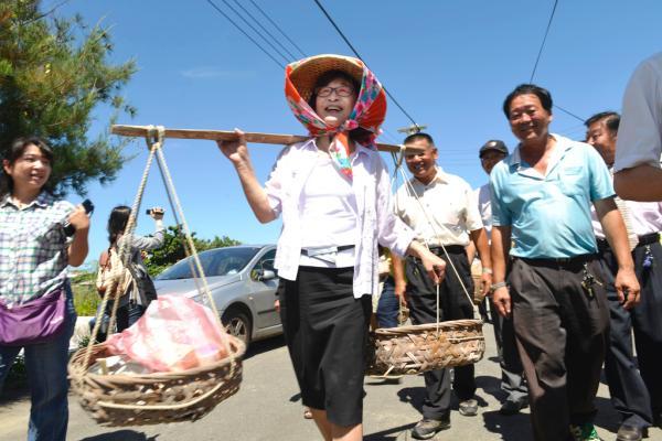職務(wù)職級并行令基層公務(wù)員受益 工資可雙重晉升