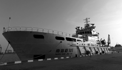 12月30日，“南海救101”輪在�？诨卣b待發(fā)。