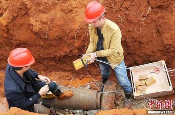 這1000枚炸彈中總重量10噸,其中航彈22枚。
