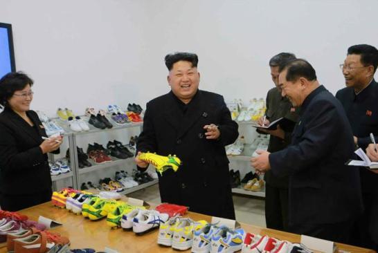 據(jù)朝媒21日報道,朝鮮最高領(lǐng)導人金正恩視察了平壤一家鞋廠來源 朝鮮《勞動新聞》