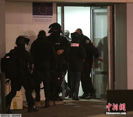 法國總理:襲擊雜志社嫌犯依然在逃 攜大量武器